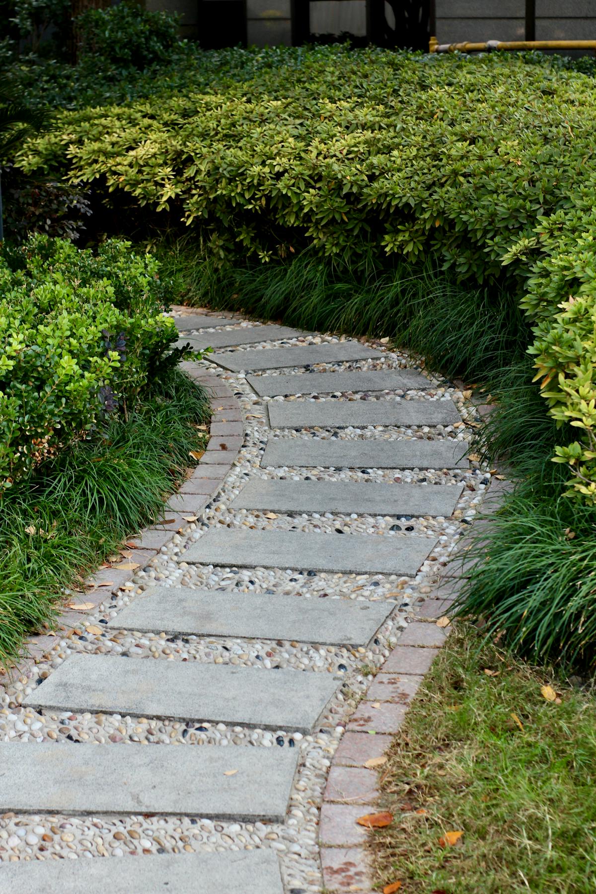 Allée de jardin paysager à Cagnes-sur-Mer